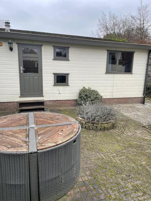 Gezellig Chalet Op De Prachtige Veluwe Putten Bagian luar foto